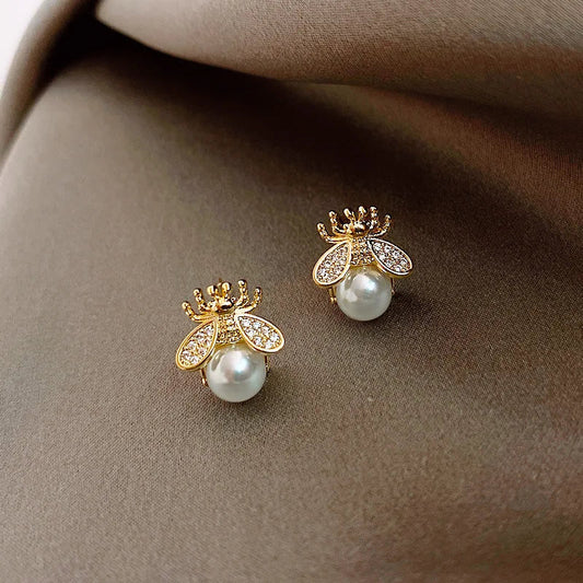 Honey Bee Pearl Stud Earrings™ – Elegant Gold-Tone Jewelry for Women