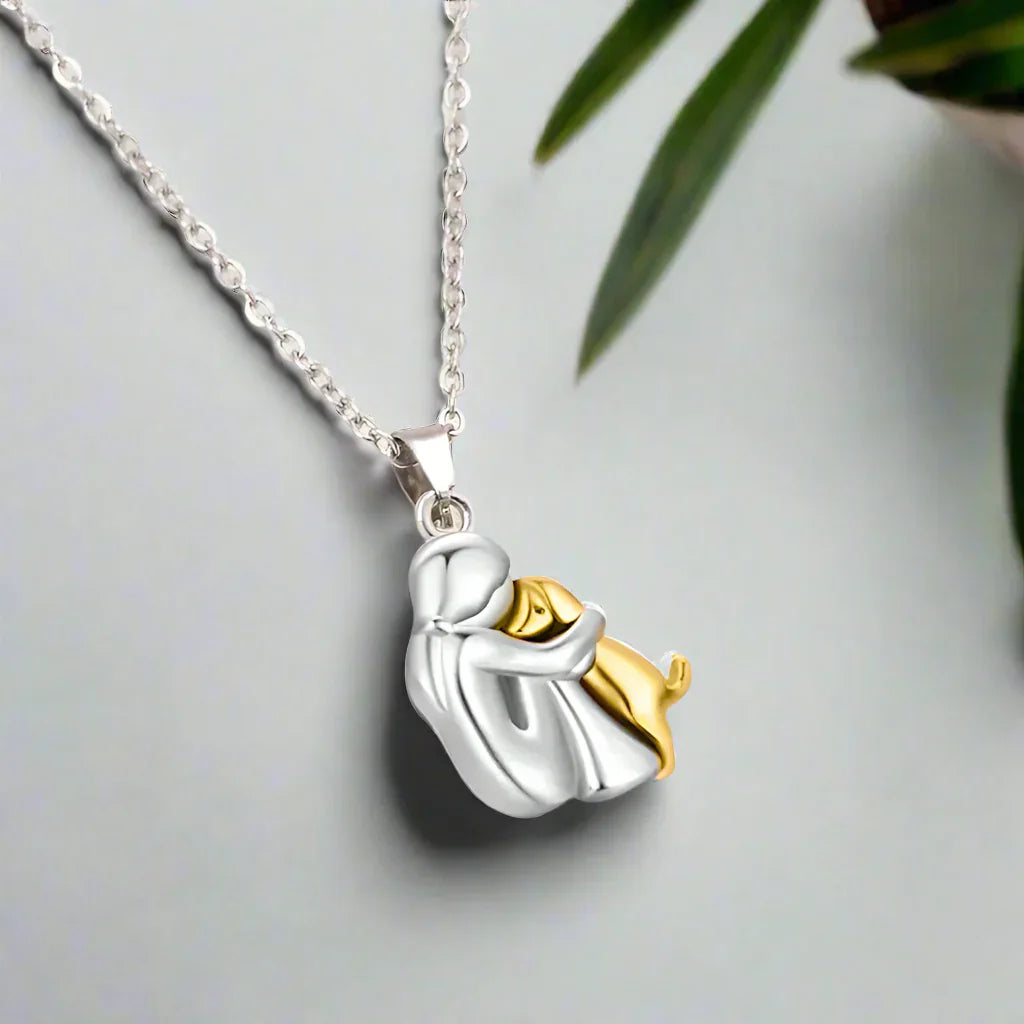 Hug Pendant Necklace | Silver/Gold